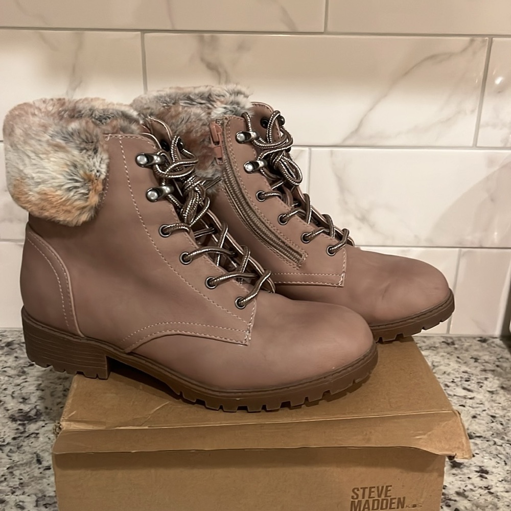 Steve Madden JLEVII  Kids Boots Size 4 Girls color Blush fur around boot top EUC